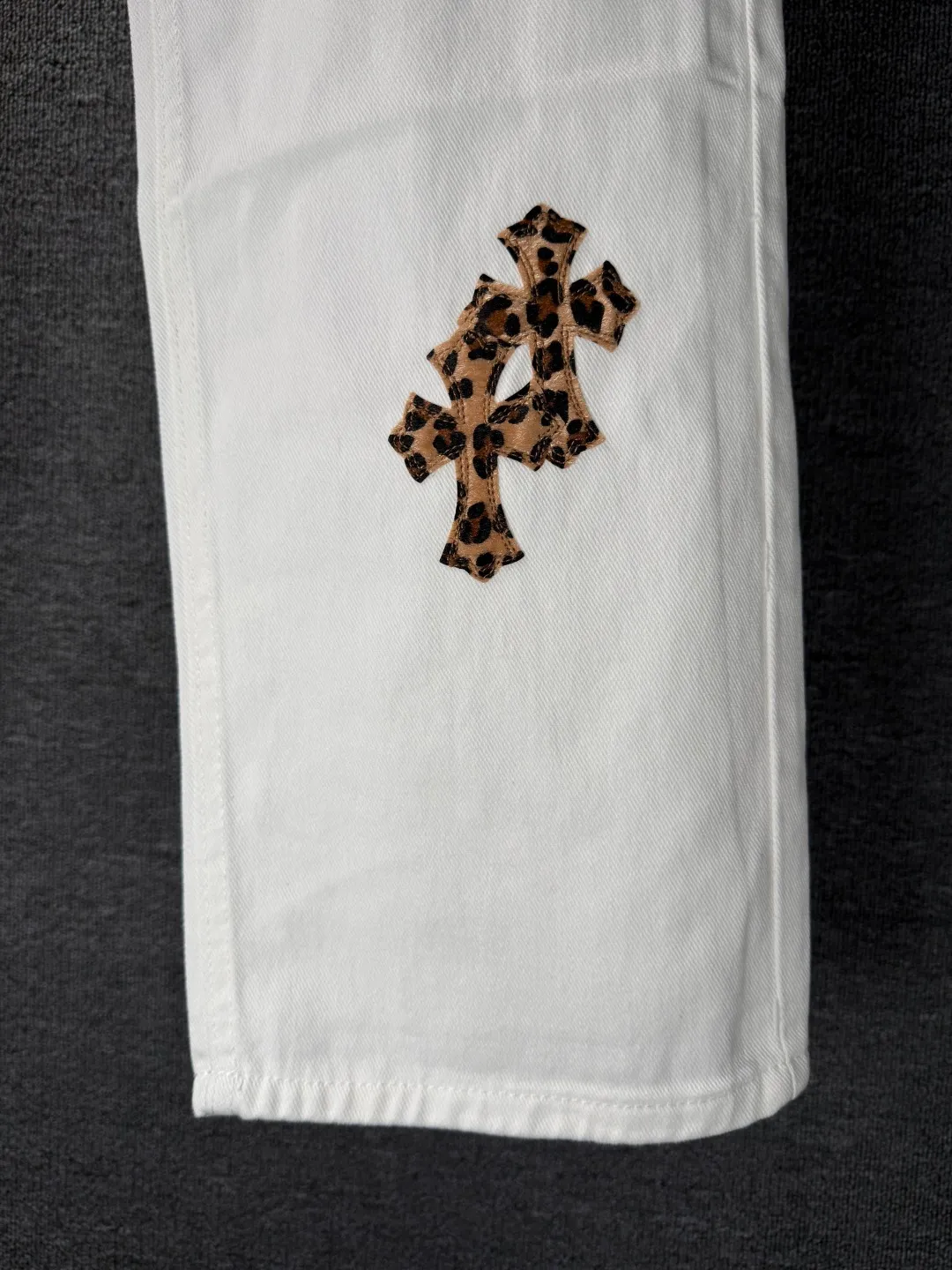 P230 💰 (Top version) Chrome Hearts/Chrome Hearts Classic white leopard print series colored leather cross washed color fabric unisex denim trousers Vibe style straight stacked god-level version Carbon fine bias denim color fabric Old vintage full set of hardware - Chrome Hearts white cow series The high version uses high-ounce custom fabrics, fermentation washing and soft color fixation, soft and thick to wear. The details are all made by hand-polished craftsmanship. Full-print jacquard fabric Unique design style. Through multiple processes to create a full retro feel. Unique niche non-contrast shirt. Customized distressed spray-painted buttons. Craftsmanship in every detail. Color: white leopard print. Size: 28-30-32-34 (corresponding to S-M-L-XL).